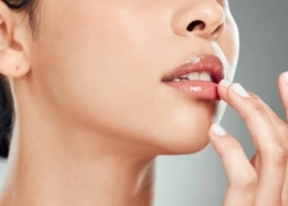 Ten niedrogi błyszczyk do ust daje efekt tafli. To ulubieniec wielu Polek