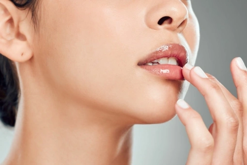 Ten niedrogi błyszczyk do ust daje efekt tafli. To ulubieniec wielu Polek