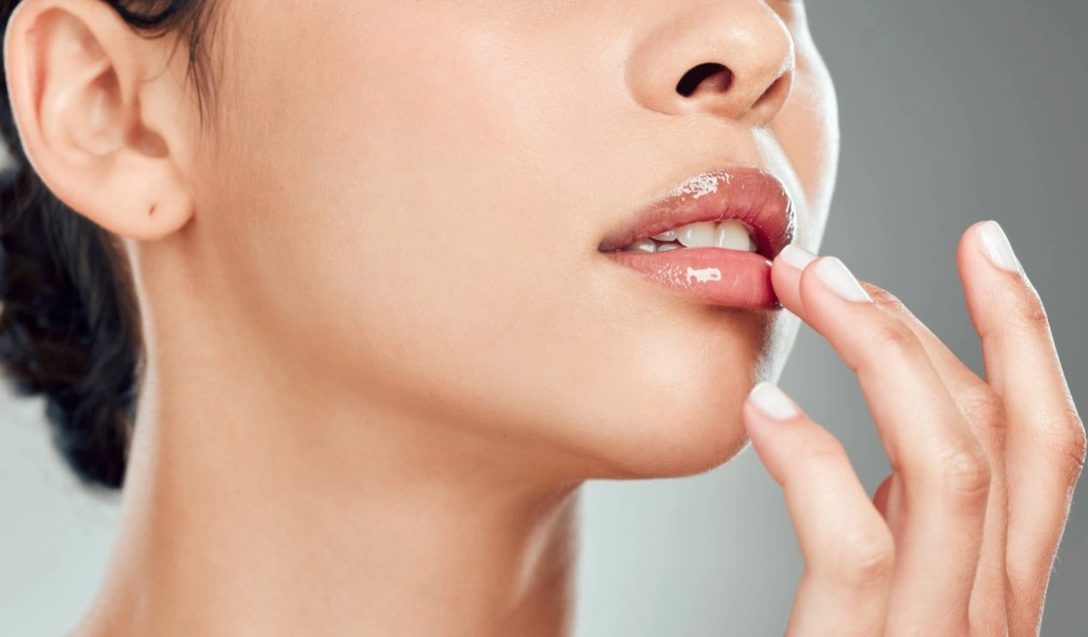 Ten niedrogi błyszczyk do ust daje efekt tafli. To ulubieniec wielu Polek