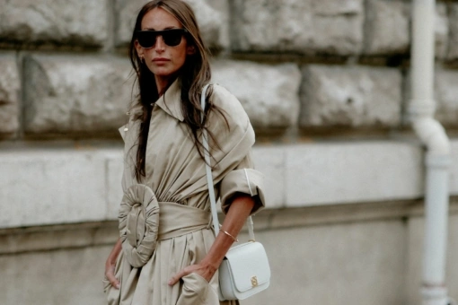 Krótki trencz ze stójką to poważna konkurencja dla skórzanej ramoneski. Jak go stylizować?