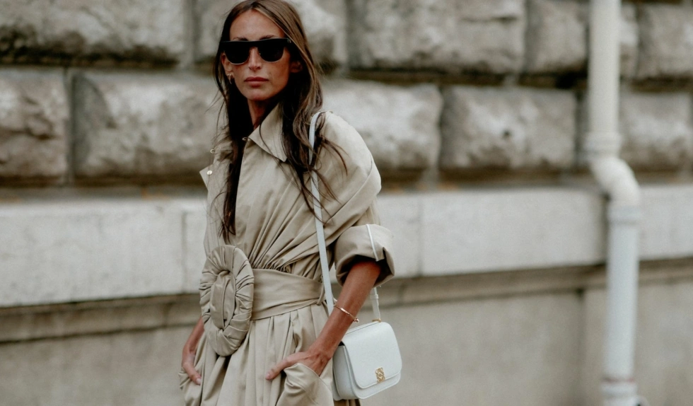 Krótki trencz ze stójką to poważna konkurencja dla skórzanej ramoneski. Jak go stylizować?