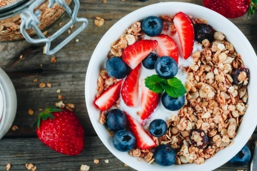 Bomba witaminowa na talerzu, czyli 5 pomysłów na owocowe śniadania