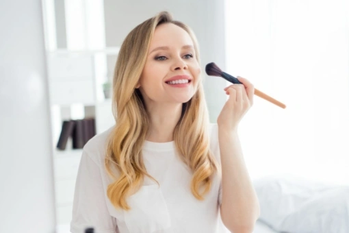 Ten długotrwały podkład do twarzy perfekcyjnie stapia się ze skórą i chroni przed zanieczyszczeniami