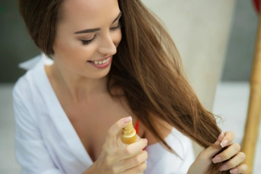 Ten luksusowy olejek rewitalizuje włosy pozbawione życia. Przywraca im satynową miękkość i blask