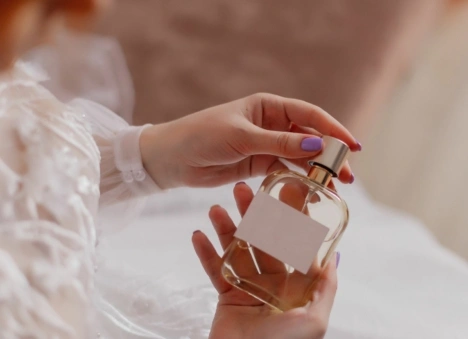 Róża, konwalia i słodka brzoskwinia. Ten zapach to idealny wybór na marcowe dni