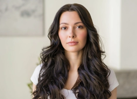 3 trendy w koloryzacji włosów na wiosnę 2026. Te odcienie podkreślają urodę