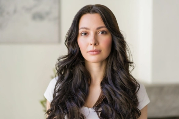 3 trendy w koloryzacji włosów na wiosnę 2026. Te odcienie podkreślają urodę