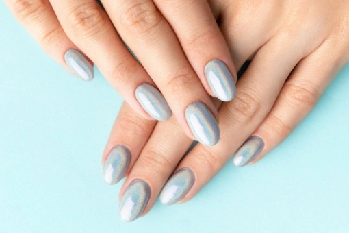 Ribbed glass nails to najciekawszy manicure na wiosnę 2026. Łączy blask i teksturę