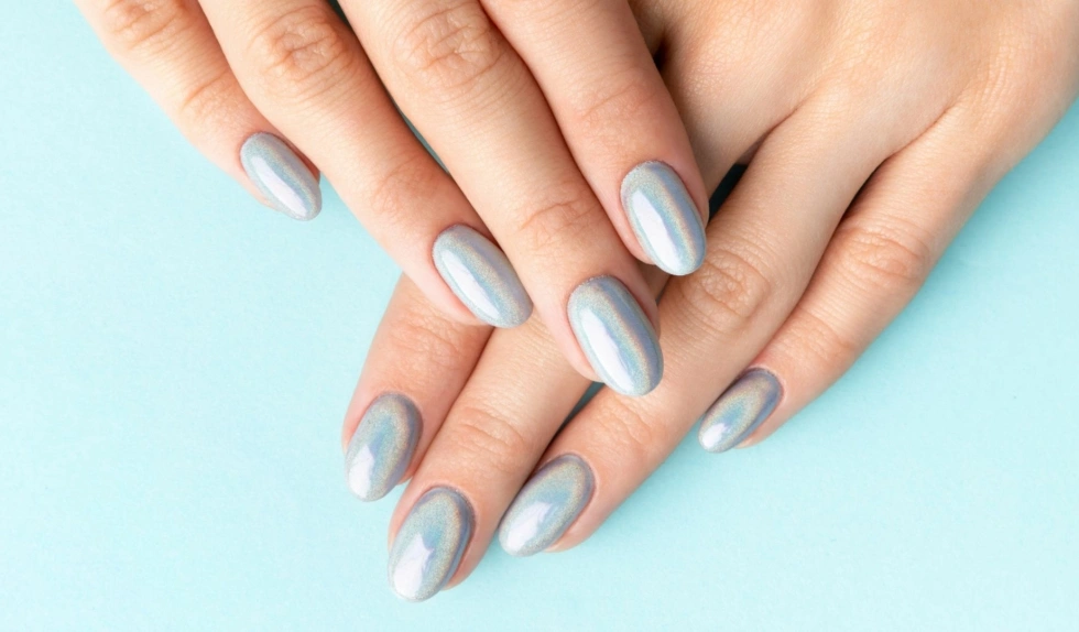 Ribbed glass nails to najciekawszy manicure na wiosnę 2026. Łączy blask i teksturę