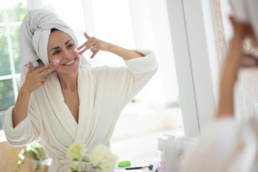 Ten krem z peptydem jadu żmii odmładza skórę i przywraca jej blask. „Uzależniająco upiększający”