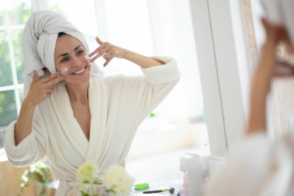 Ten krem z peptydem jadu żmii odmładza skórę i przywraca jej blask. „Uzależniająco upiększający”