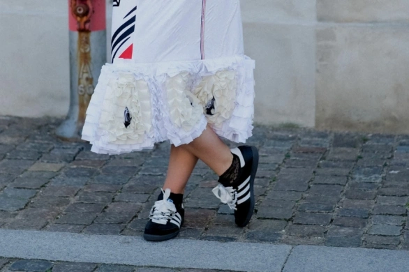 Od panterki po soczyste barwy. Te sneakersy na wiosnę 2026 będą najmocniejszym punktem stylizacji