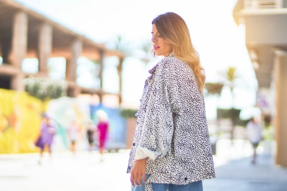 Kurtka w grochy to nowa obsesja świata mody. Gdzie znaleźć idealną i jak ją nosić wiosną 2026?