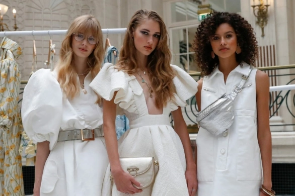 Biel, czystość i nuta romantyzmu. Te trzy sukienki z H&M szybko znikną z półek