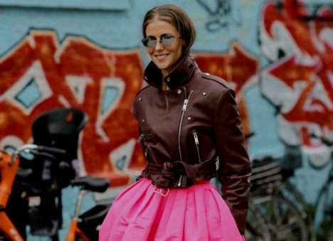 Nie tylko maxi. Latem 2026 do łask wraca mini-bubble skirt. Jak nosić krótką spódnicę bombkę?