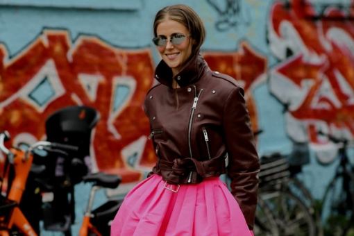 Nie tylko maxi. Latem 2026 do łask wraca mini-bubble skirt. Jak nosić krótką spódnicę bombkę?