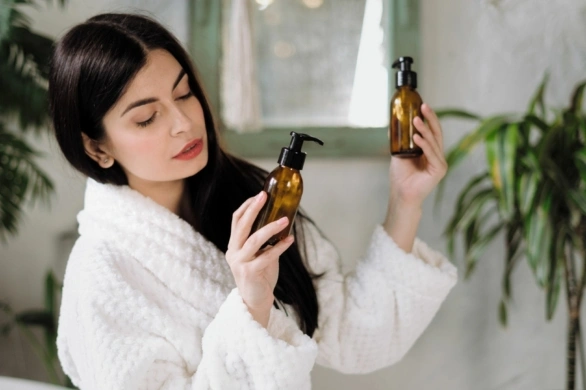 Jaśmin, ylang-ylang i szafran zamknięte w butelce. Ten luksusowy olejek to ratunek dla suchej skóry