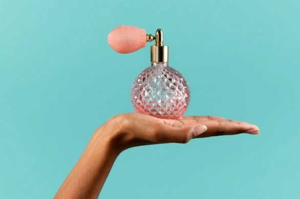 Najpiękniejsze słodkie perfumy na wiosnę 2026. 6 zapachów idealnych na ciepłe dni