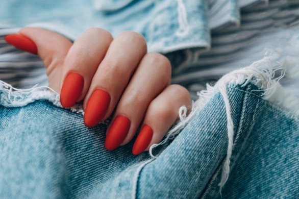 Ognista czerwień, czy metallic chrome? Oto idealny manicure dla zodiakalnego Barana