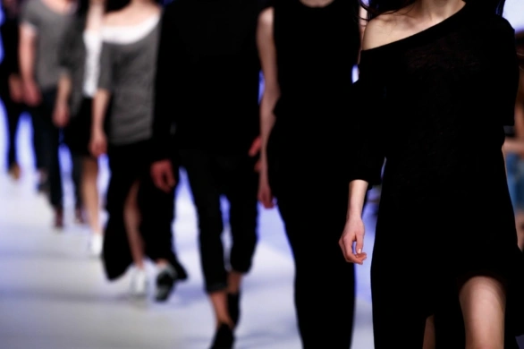 Nie tylko ciemne szpilki. Te buty idealnie komponują się z czarną sukienką