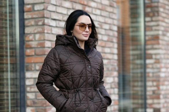 Najmodniejsze pikowane kurtki na wiosnę 2026. Zachwycają detalami: od kołnierzyków bebe po gustowne hafty