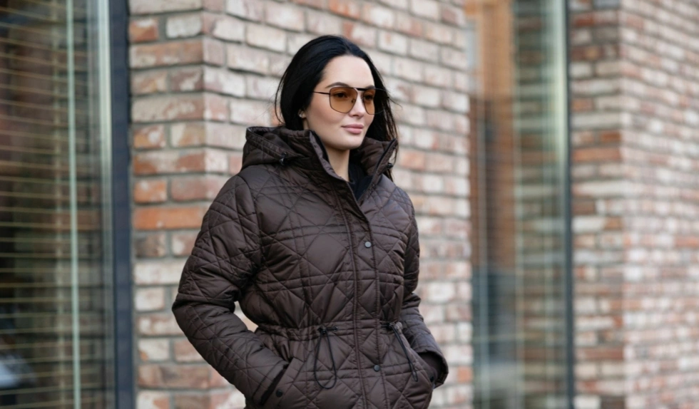 Najmodniejsze pikowane kurtki na wiosnę 2026. Zachwycają detalami: od kołnierzyków bebe po gustowne hafty