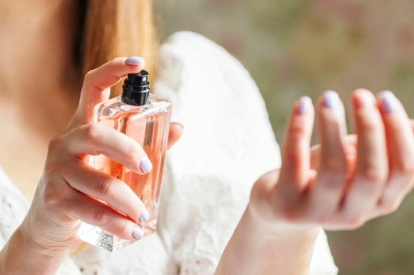 Najpiękniejsze perfumy z nutą mango na wiosnę. 3 kompozycje, które urzekają