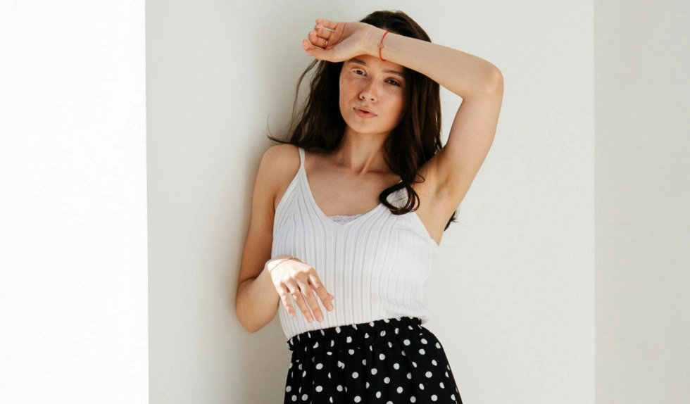 Jeansy w groszki podbiły świat mody. Jak nosić je wiosną 2026?