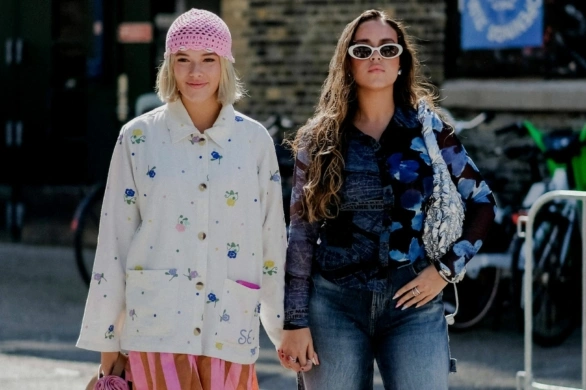 Wiosną 2026 wybieramy długie rozkloszowane spódnice. Jak je nosić?