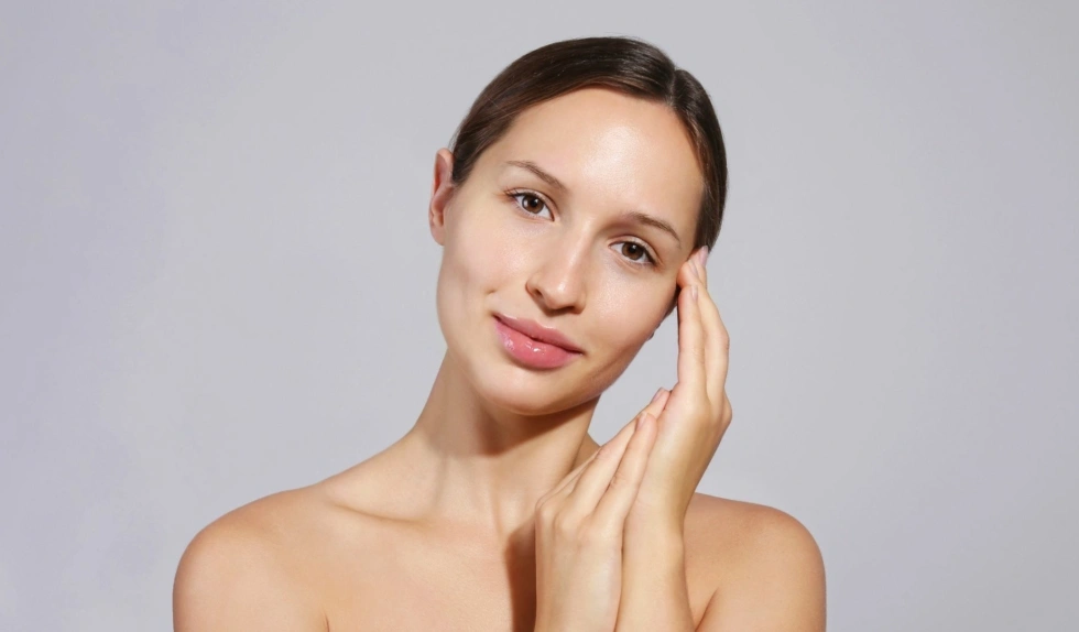 Ten lekki krem BB optycznie wygładza skórę. W składzie tajemniczy wyciąg z omanu wielkiego