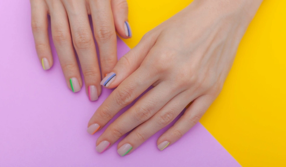 Paznokcie w paski na wiosnę 2026 to energetyczne barwy w nowej odsłonie. Oto najpiękniejsze pomysły na striped manicure