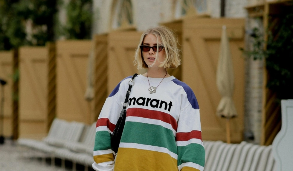 Longsleeve w paski to najlepsza baza wiosennych stylizacji. Jak go nosić w tym sezonie?