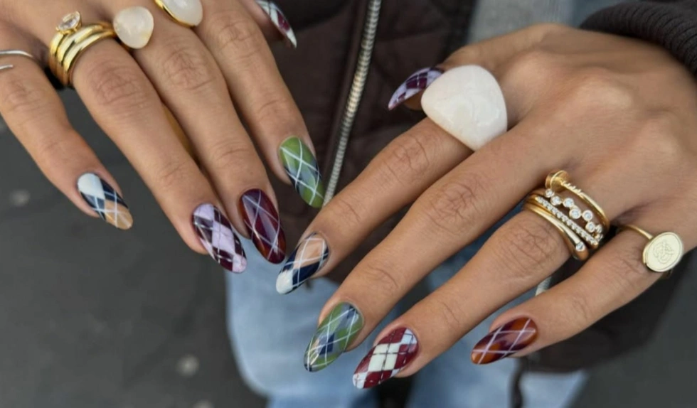 Argyle nails, czyli paznokcie w romby zdominują trendy wiosną 2026. Idealne dla miłośniczek stylu preppy