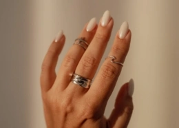 Chrome manicure na wiosnę 2026. Najpiękniejsze paznokcie z mieniącym się pyłkiem na ciepłe dni