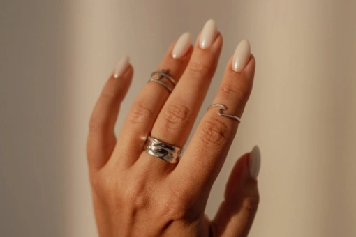 Chrome manicure na wiosnę 2026. Najpiękniejsze paznokcie z mieniącym się pyłkiem na ciepłe dni