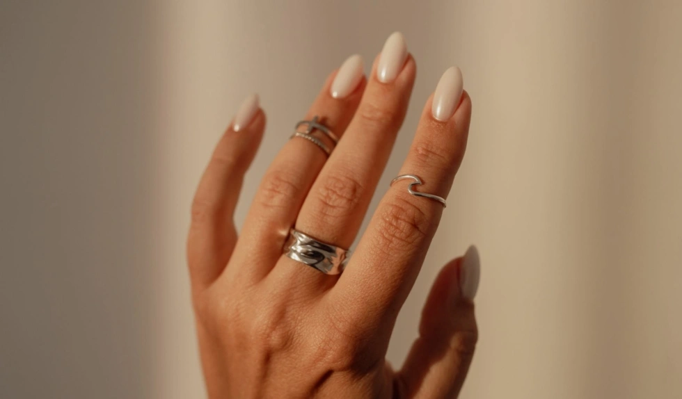 Chrome manicure na wiosnę 2026. Najpiękniejsze paznokcie z mieniącym się pyłkiem na ciepłe dni