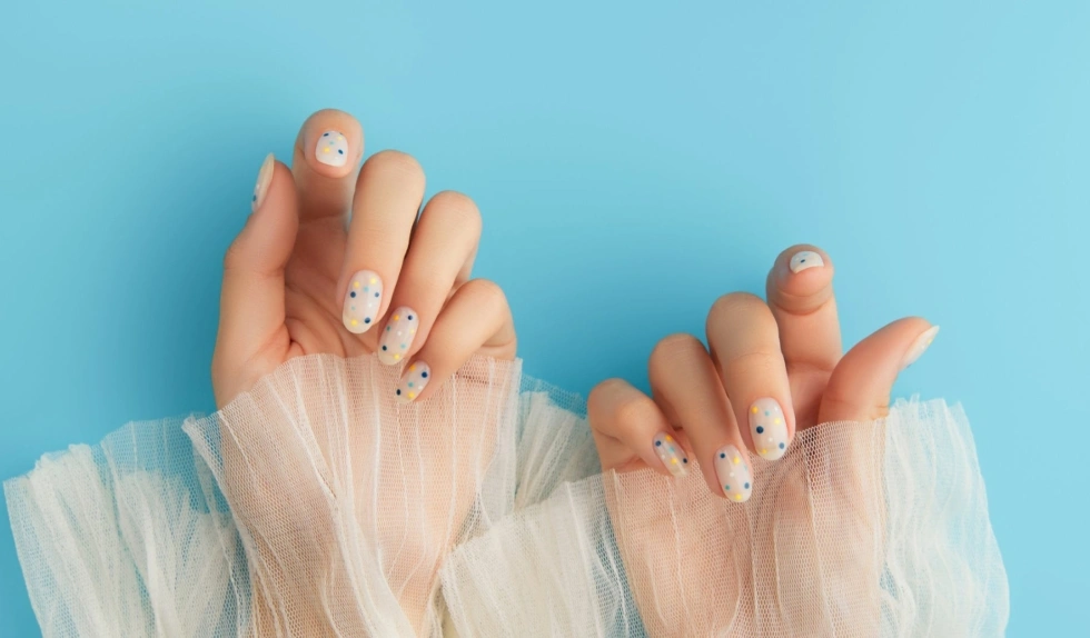 Confetti nails to manicure stworzony, by celebrować wiosnę 2026. Delikatny, ale z twistem