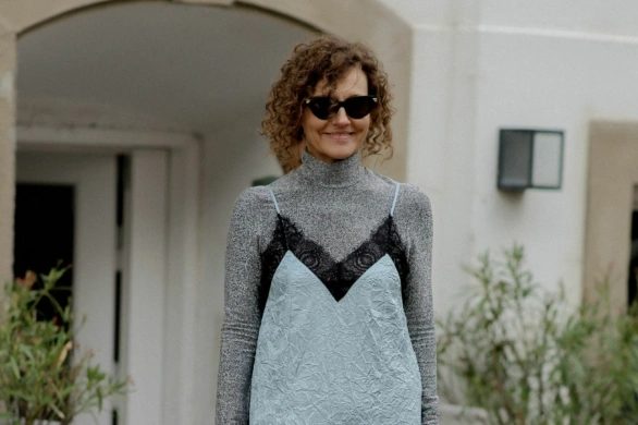 Nie tylko spódnice. Satynowe spodnie i szorty też wracają na salony. Tak nosimy je wiosną 2026