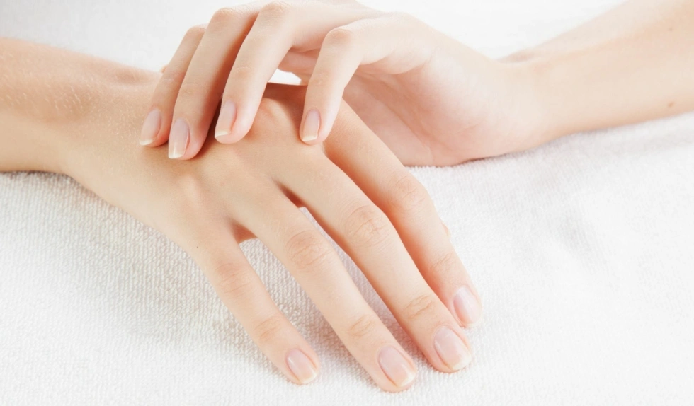 Niewidzialny french to najdelikatniejszy manicure na wiosnę 2026. Daje efekt quiet-luxury