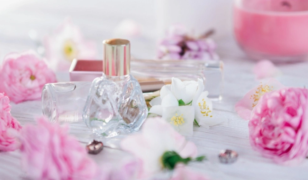 Te perfumy z nutą piwonii to ideał na wiosnę. Zapach w stylu soft femininity urzeka od pierwszego psiknięcia