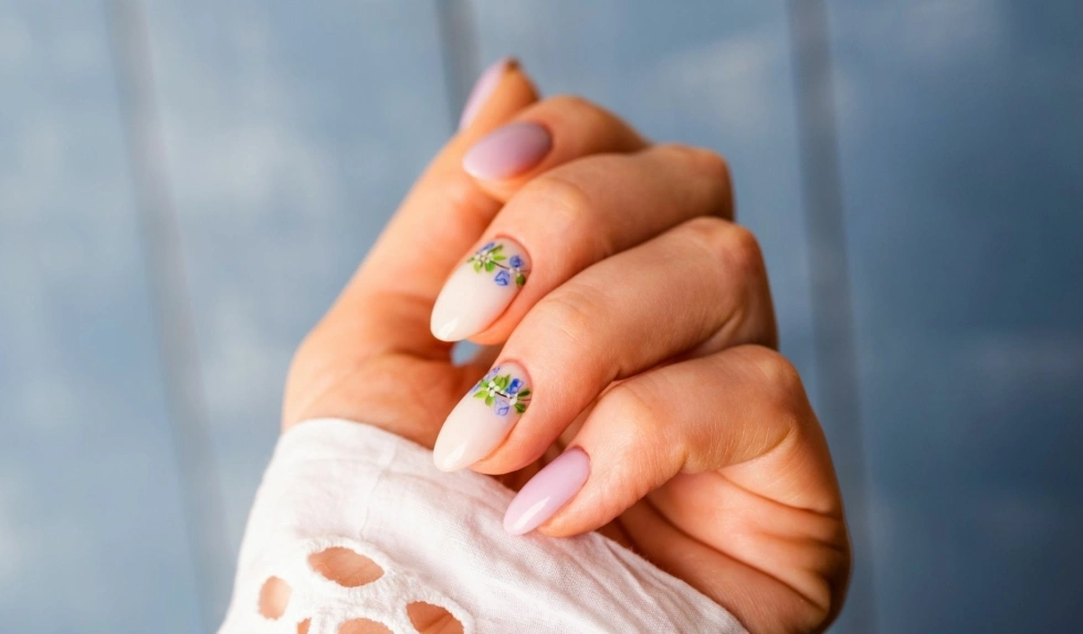 Blueberries nails to przedsmak lata w manicure. Pokochają go nie tylko maksymalistki