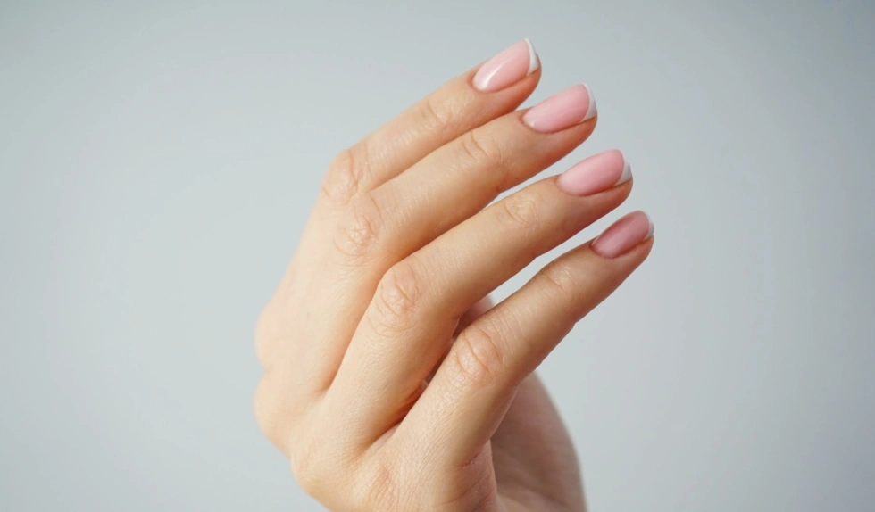 Mikro french na wiosnę 2026. Najpiękniejsze pomysły na krótki manicure nie tylko dla minimalistek