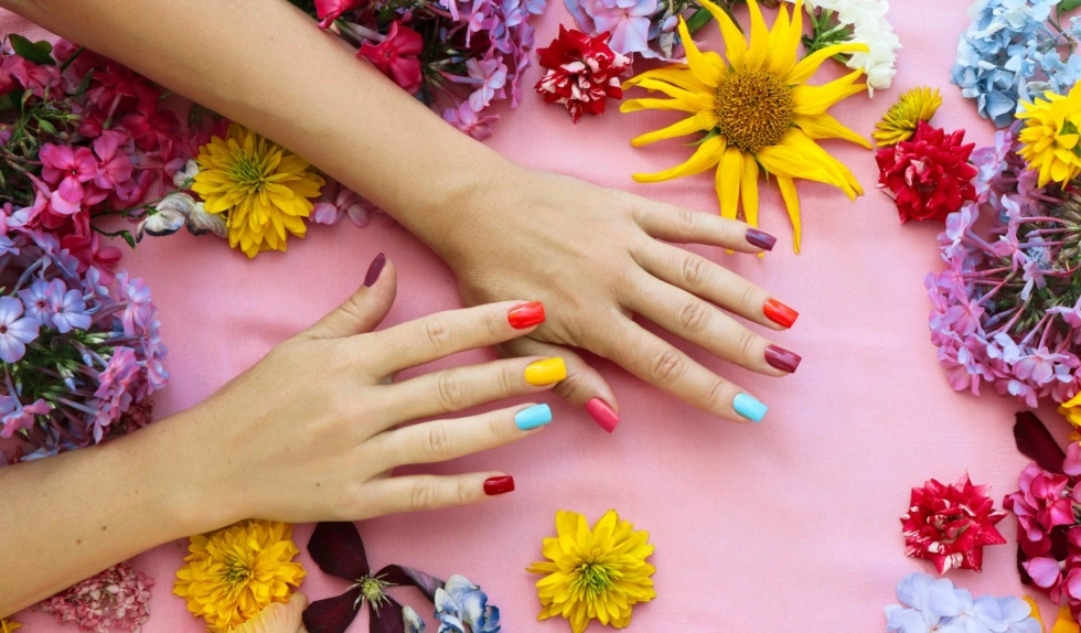 Kolorowe paznokcie na wiosnę i lato 2026. Najpiękniejsze pomysły na dopamine manicure