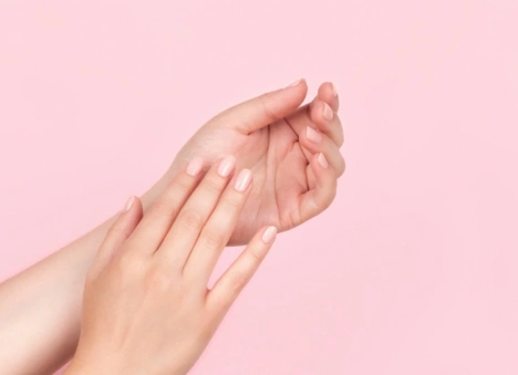 Ten jeden preparat ułatwia domowy manicure. Sprawia, że lakier wysycha w minutę