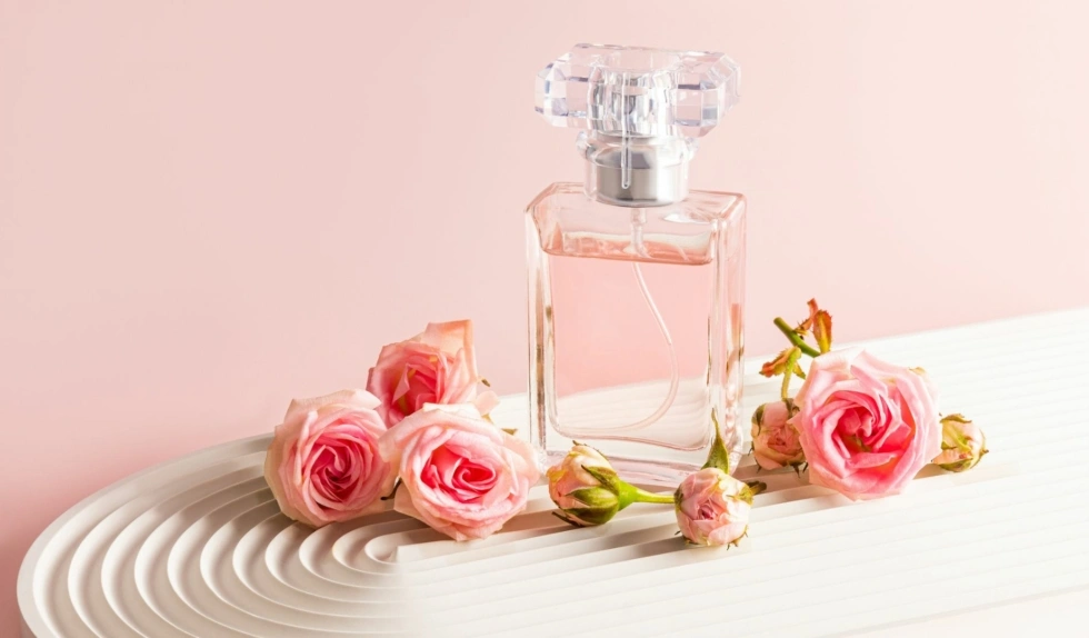 Różane perfumy to klasyka, która nie wychodzi z mody. Oto najpiękniejsze na wiosnę