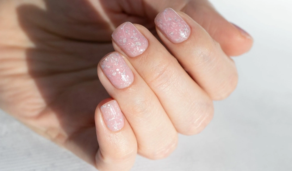 Zapomnij o paznokciach nude. Wiosną i latem 2026 nosimy soft shimmer manicure