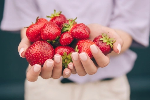 Strawberry nails to przedsmak lata w manicure. Najlepsze pomysły na truskawkowe paznokcie
