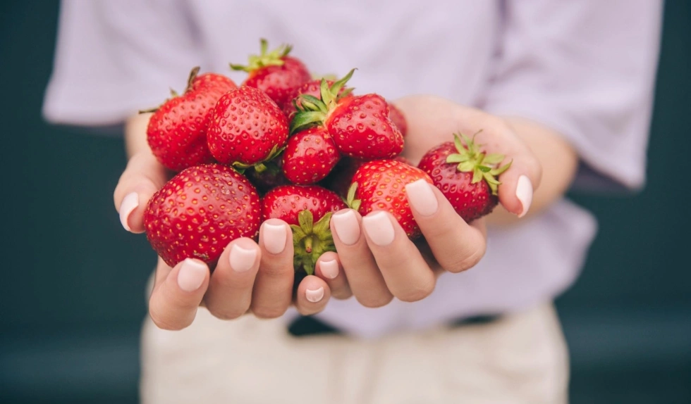 Strawberry nails to przedsmak lata w manicure. Najlepsze pomysły na truskawkowe paznokcie