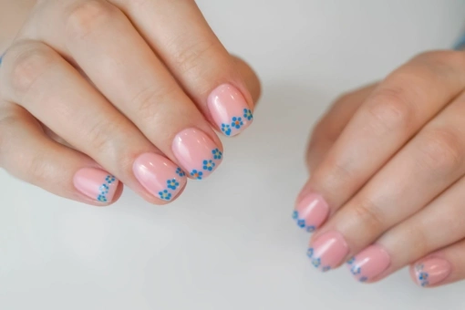 French manicure na przełom wiosny i lata to kompromis między klasyką a ekstrawagancją. Zachwyca kolorami