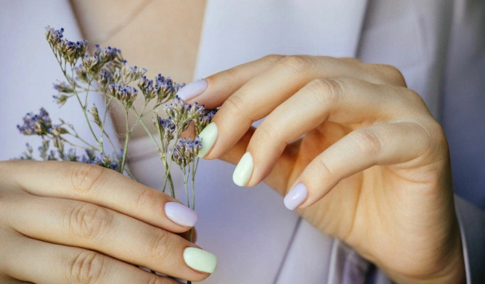 Krótkie paznokcie zdominowały trendy na wiosnę i lato 2026. Najlepsze pomysły na krótki manicure w tym sezonie
